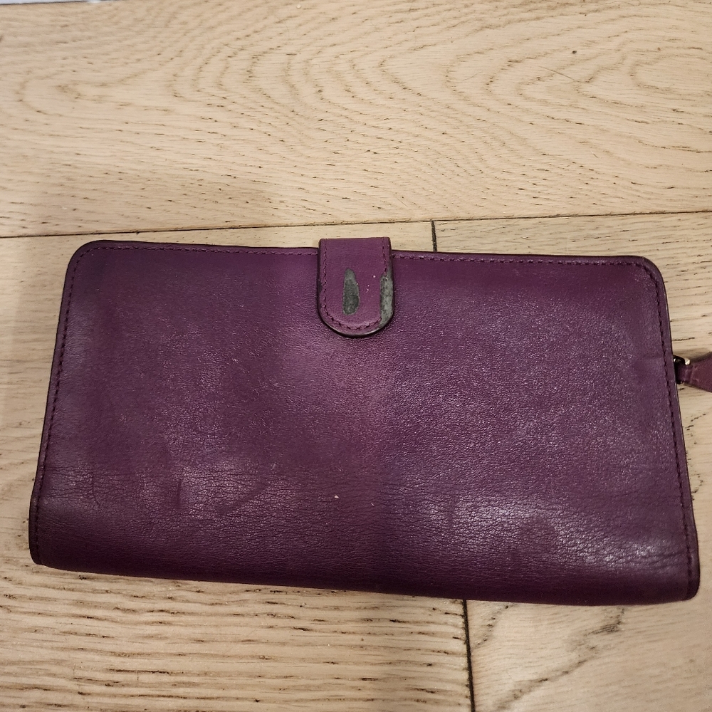 Coach Skinny Wallet in a purple/berry leather finish. - Picture 4 of 9